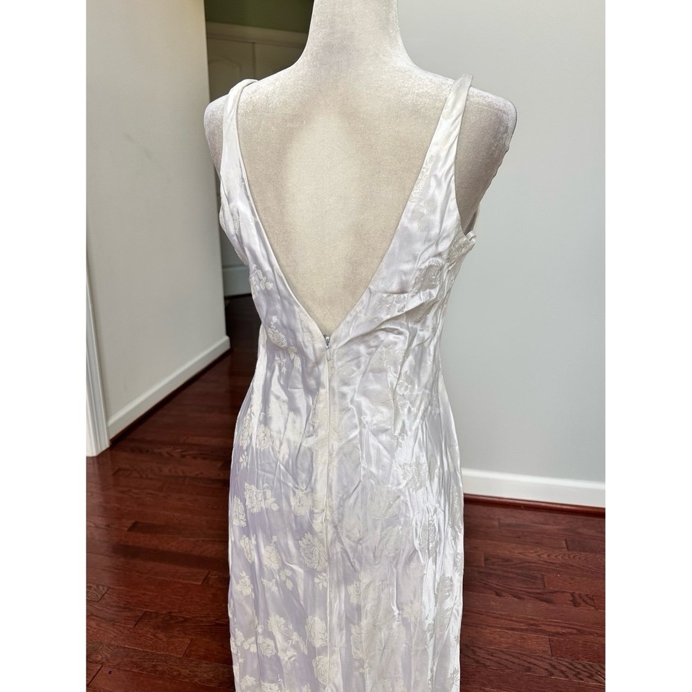 ZUM ZUM by Niki Livas White Embossed Romantic Floral Rose Plunge Gown Dress - Picture 9 of 12